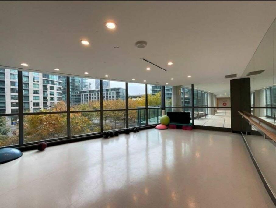 Cn Tower View With Free Parking, Pool, & More Amenities Toronto Esterno foto