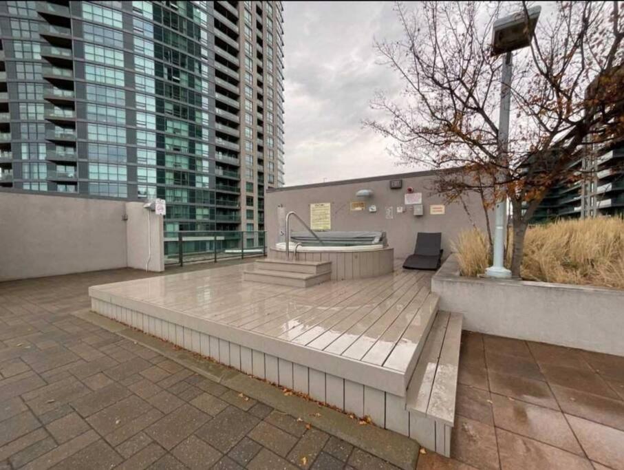 Cn Tower View With Free Parking, Pool, & More Amenities Toronto Esterno foto