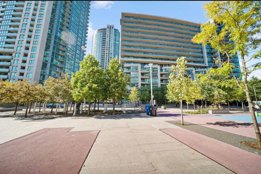 Cn Tower View With Free Parking, Pool, & More Amenities Toronto Esterno foto