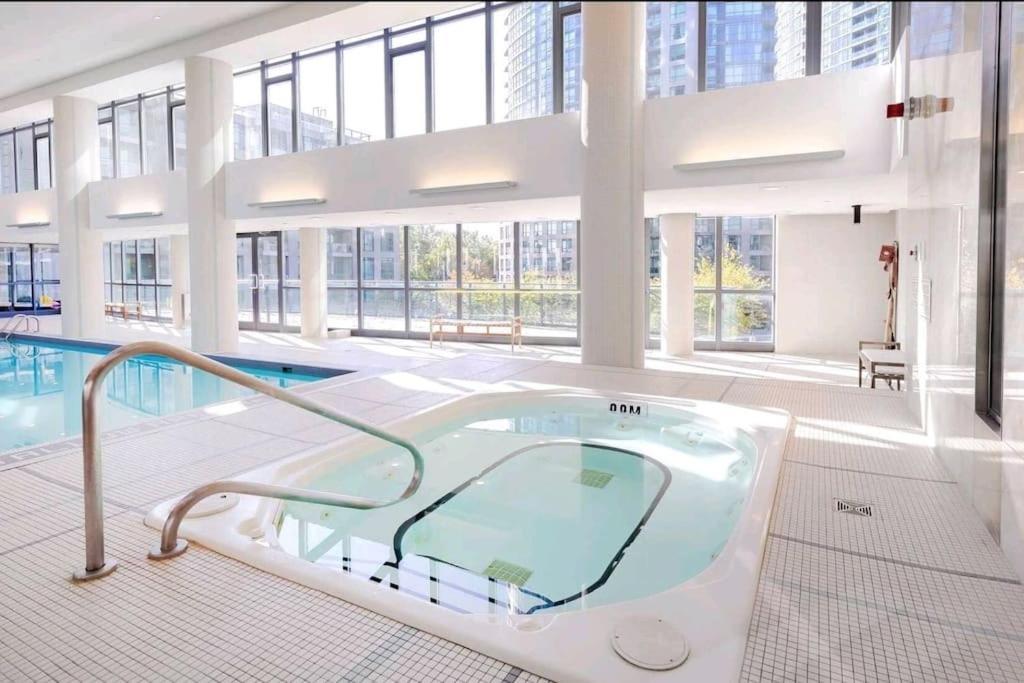 Cn Tower View With Free Parking, Pool, & More Amenities Toronto Esterno foto