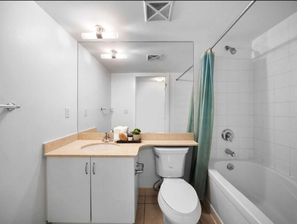 Cn Tower View With Free Parking, Pool, & More Amenities Toronto Esterno foto