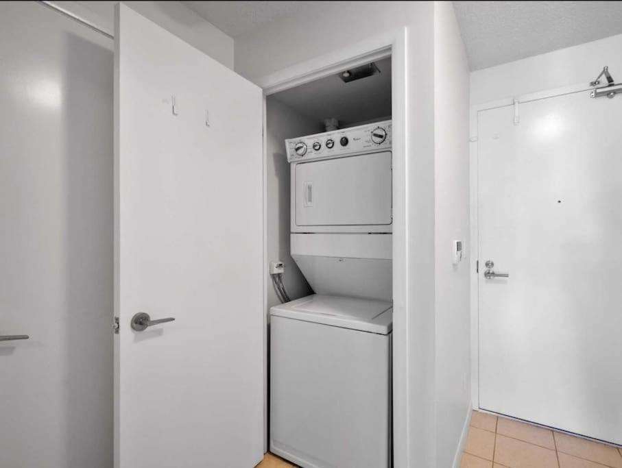 Cn Tower View With Free Parking, Pool, & More Amenities Toronto Esterno foto